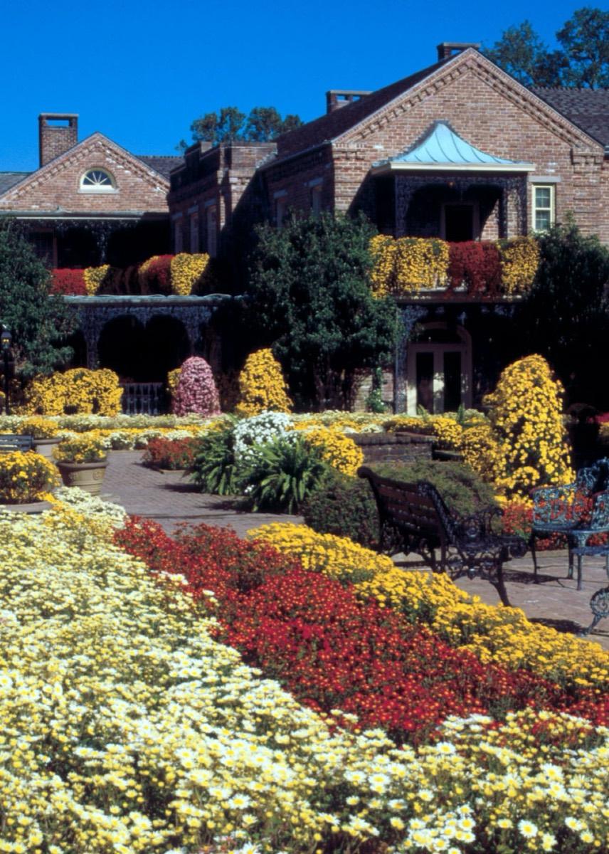 Bellingrath Gardens and Home, Theodore, Alabama. Photograph from Wikimedia Commons.