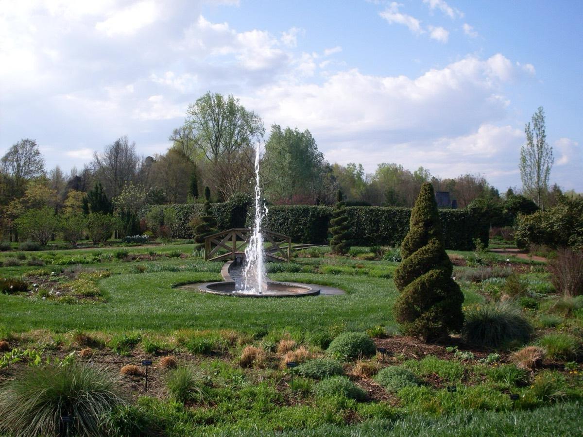 Daniel Stowe Botanical Gardens, Belmont, North Carolina. Photograph from Wikimedia Commons.
