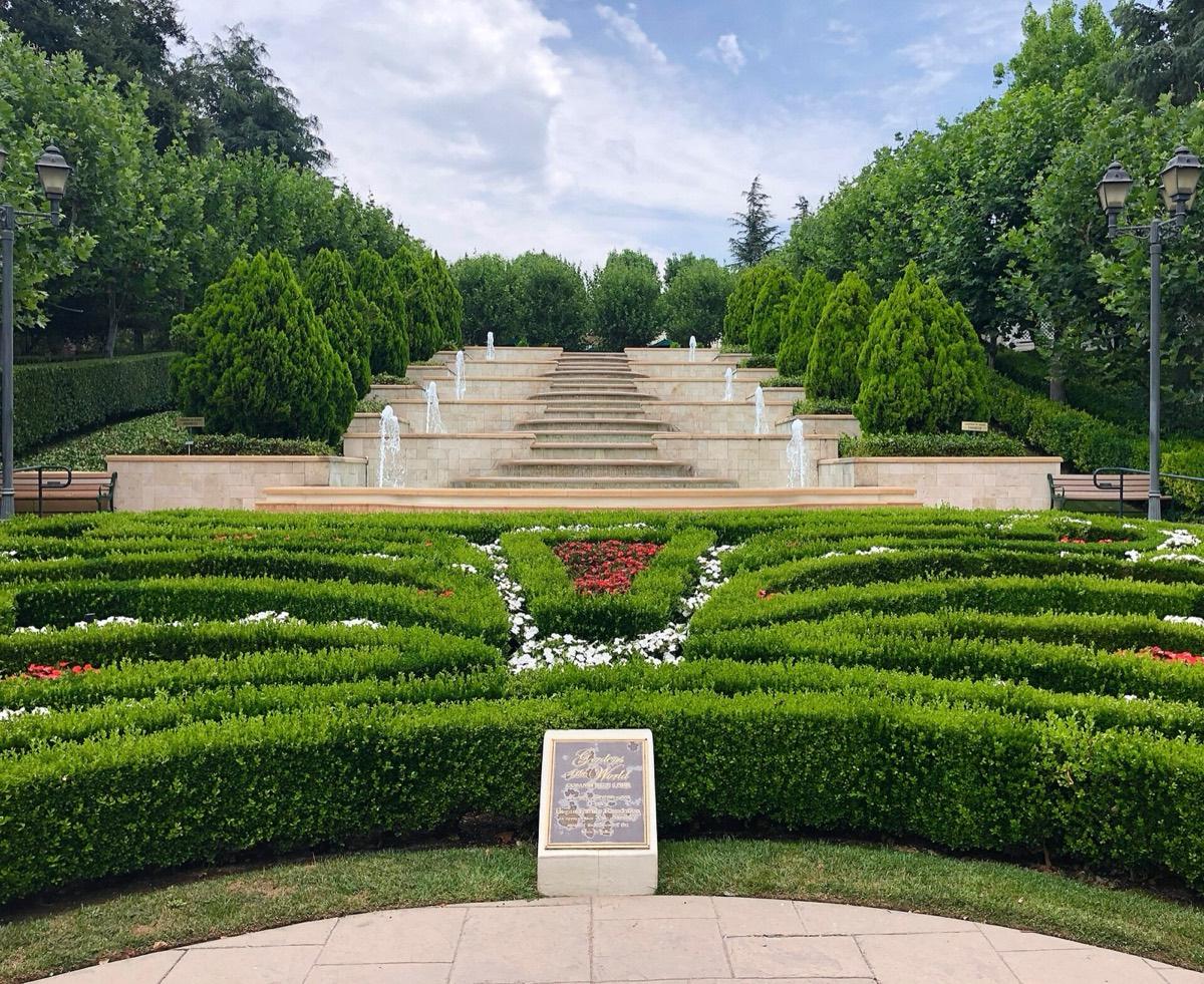 Gardens of the World, Thousand Oaks, California. Photograph from Wikimedia Commons.