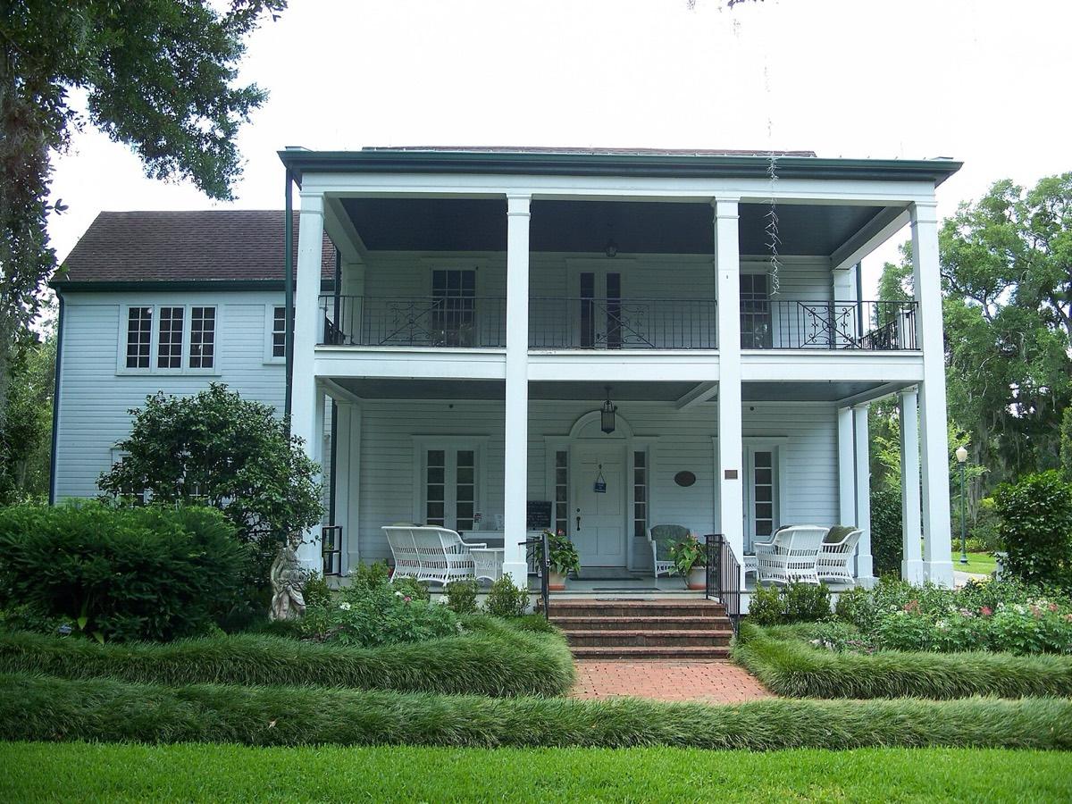 Harry P. Leu Gardens, Orlando, Florida. Photograph from Wikimedia Commons.