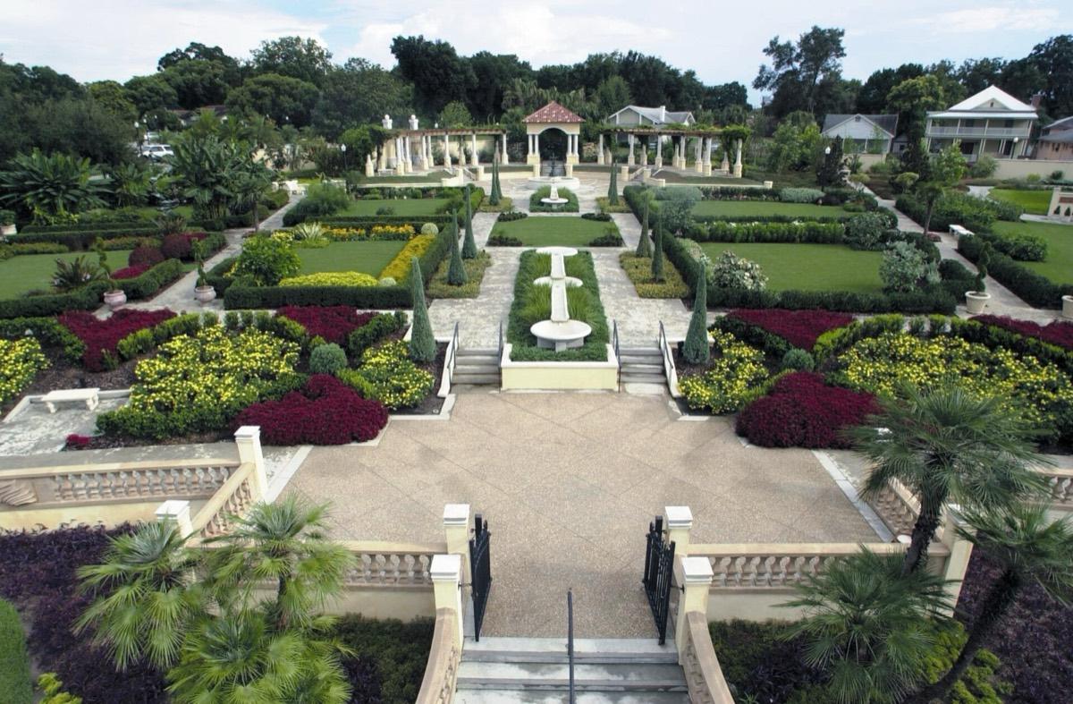Hollis Garden, Lakeland, Florida. Photograph from Wikimedia Commons.