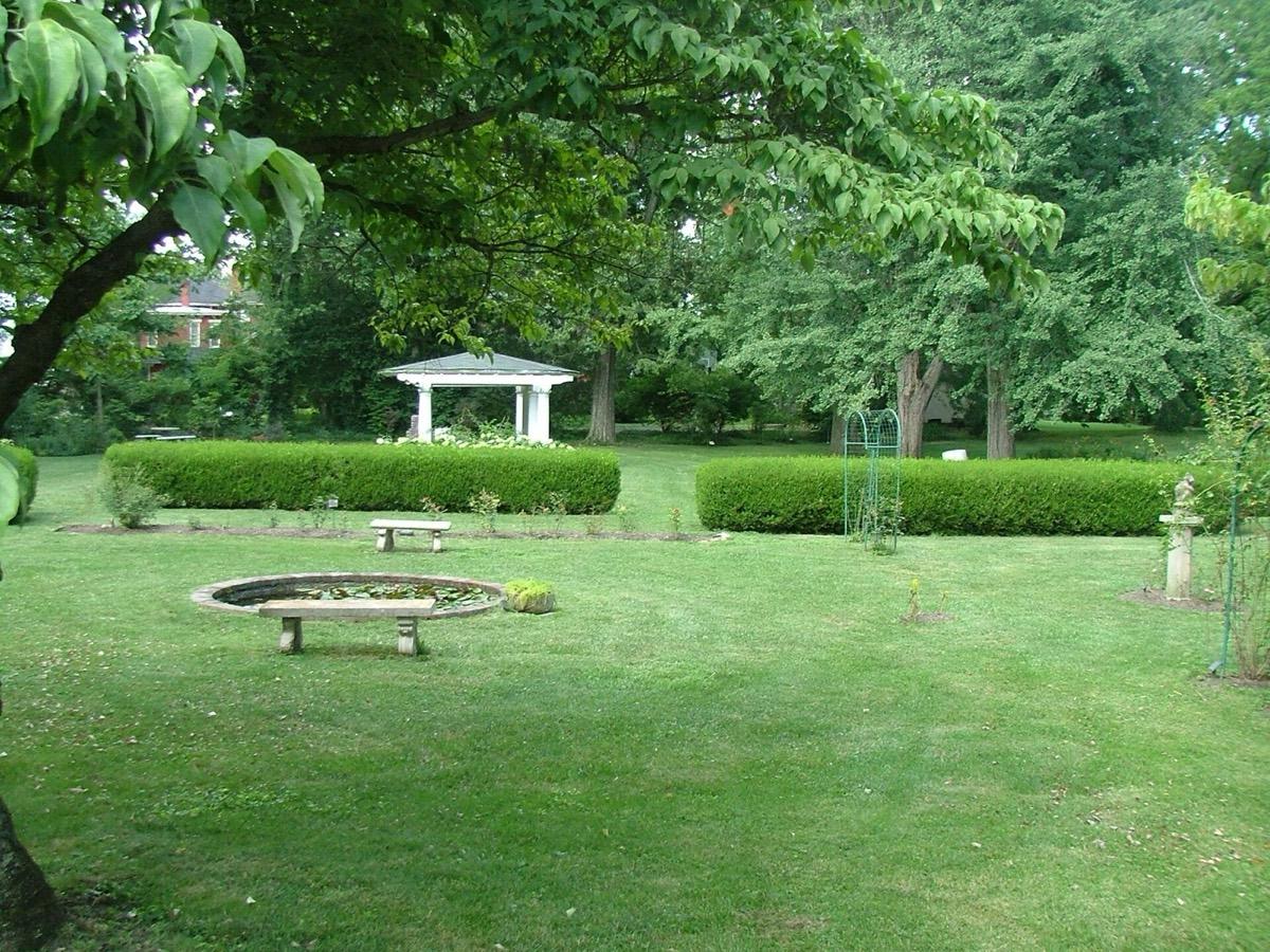 Nannine Clay Wallis Arboretum, Paris, Kentucky. Photograph from Wikimedia Commons.