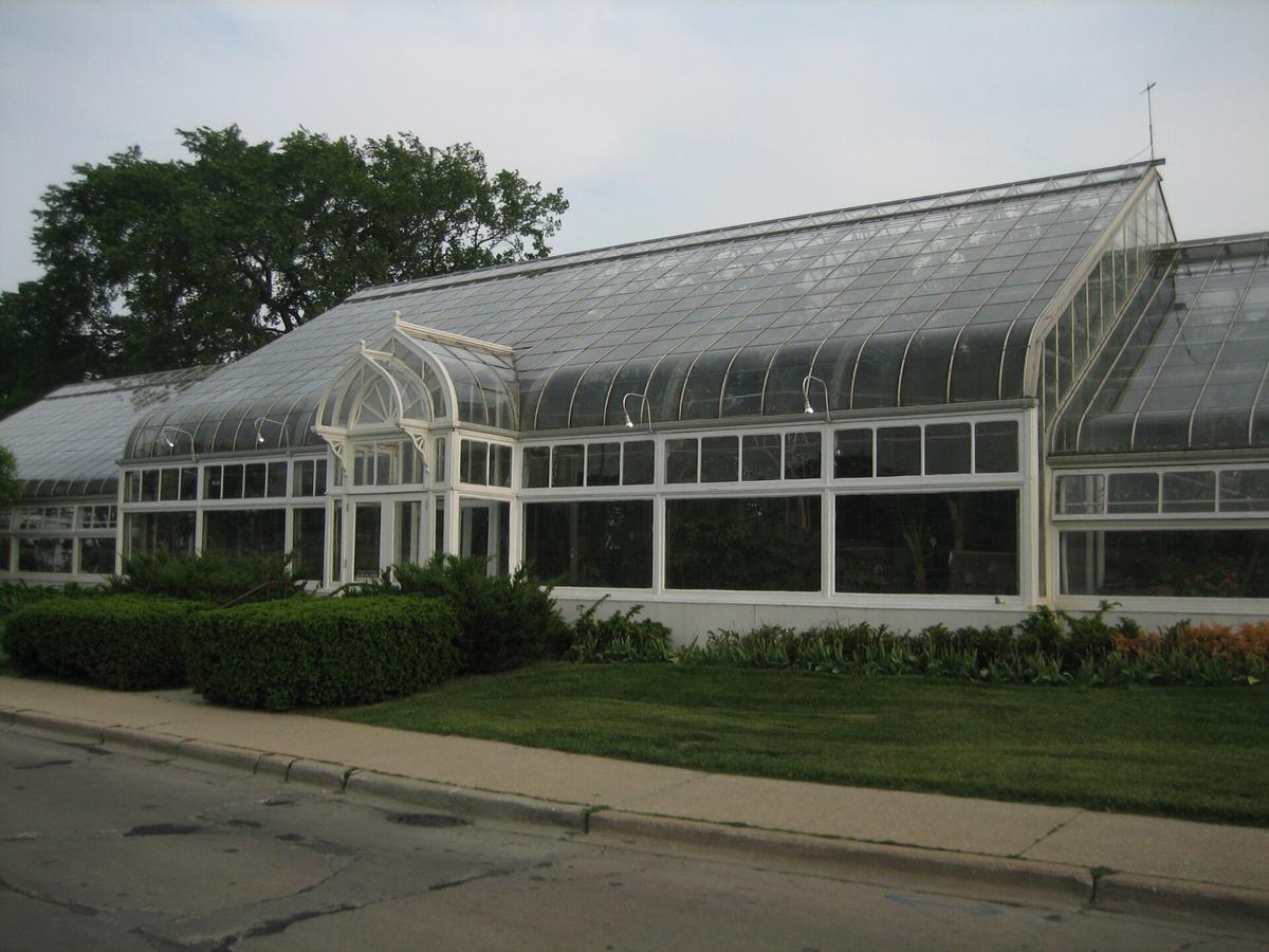 Oak Park Conservatory, Oak Park, Illinois. Photograph from Wikimedia Commons.