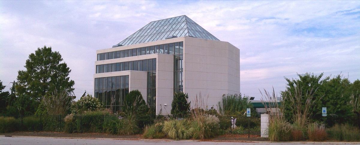 Quad City Botanical Center, Rock Island, Illinois. Photograph from Wikimedia Commons.