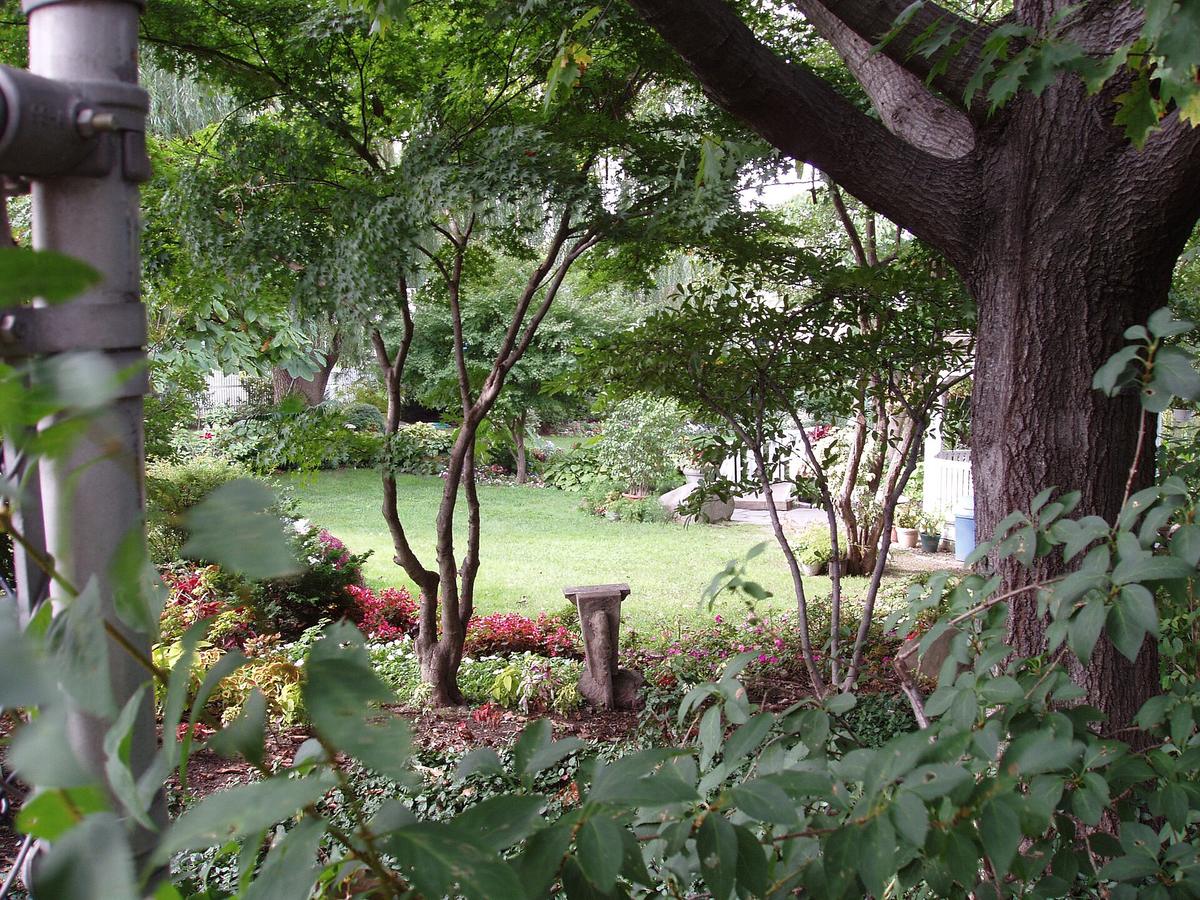 Queens Botanical Garden, Flushing, New York. Photograph from Wikimedia Commons.