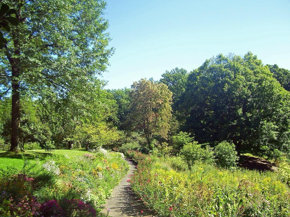 Reeves-Reed Arboretum, Summit, New Jersey. Photograph from Wikimedia Commons.