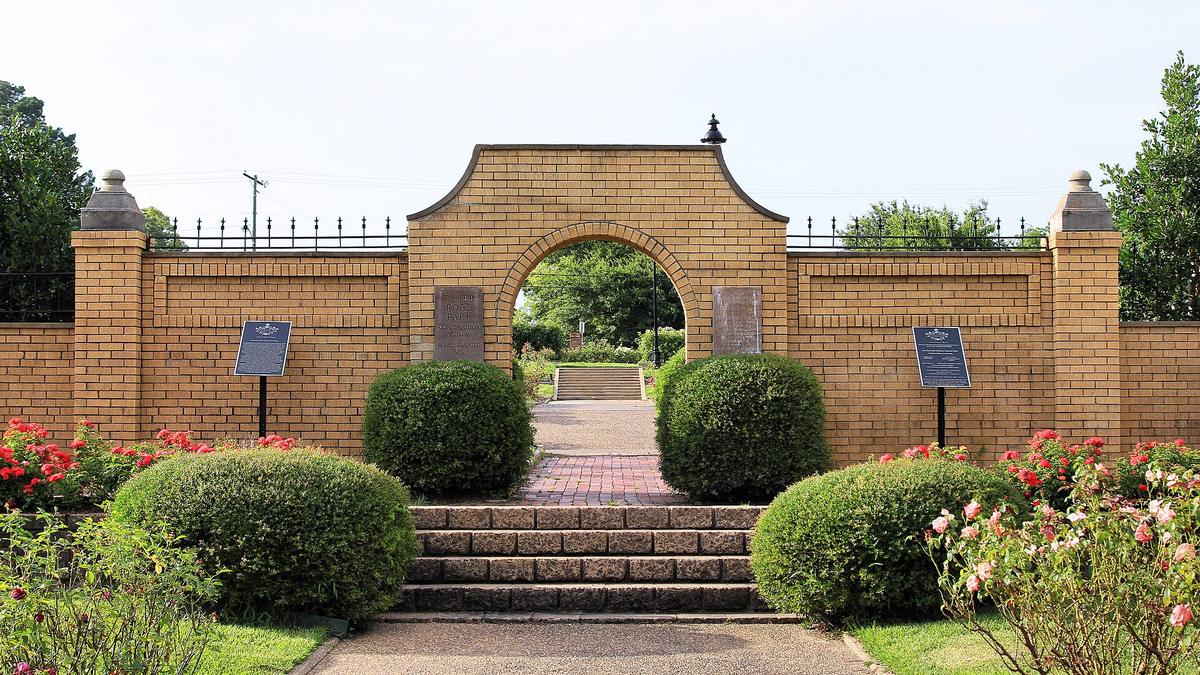 Tyler Rose Garden, Tyler, Texas. Photograph from Wikimedia Commons.