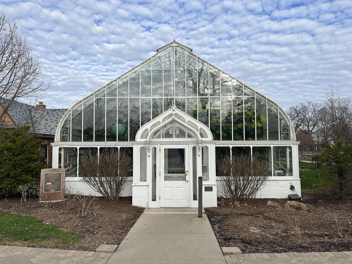 Wilder Park Conservatory, Elmhurst, Illinois. Photograph from Wikimedia Commons.